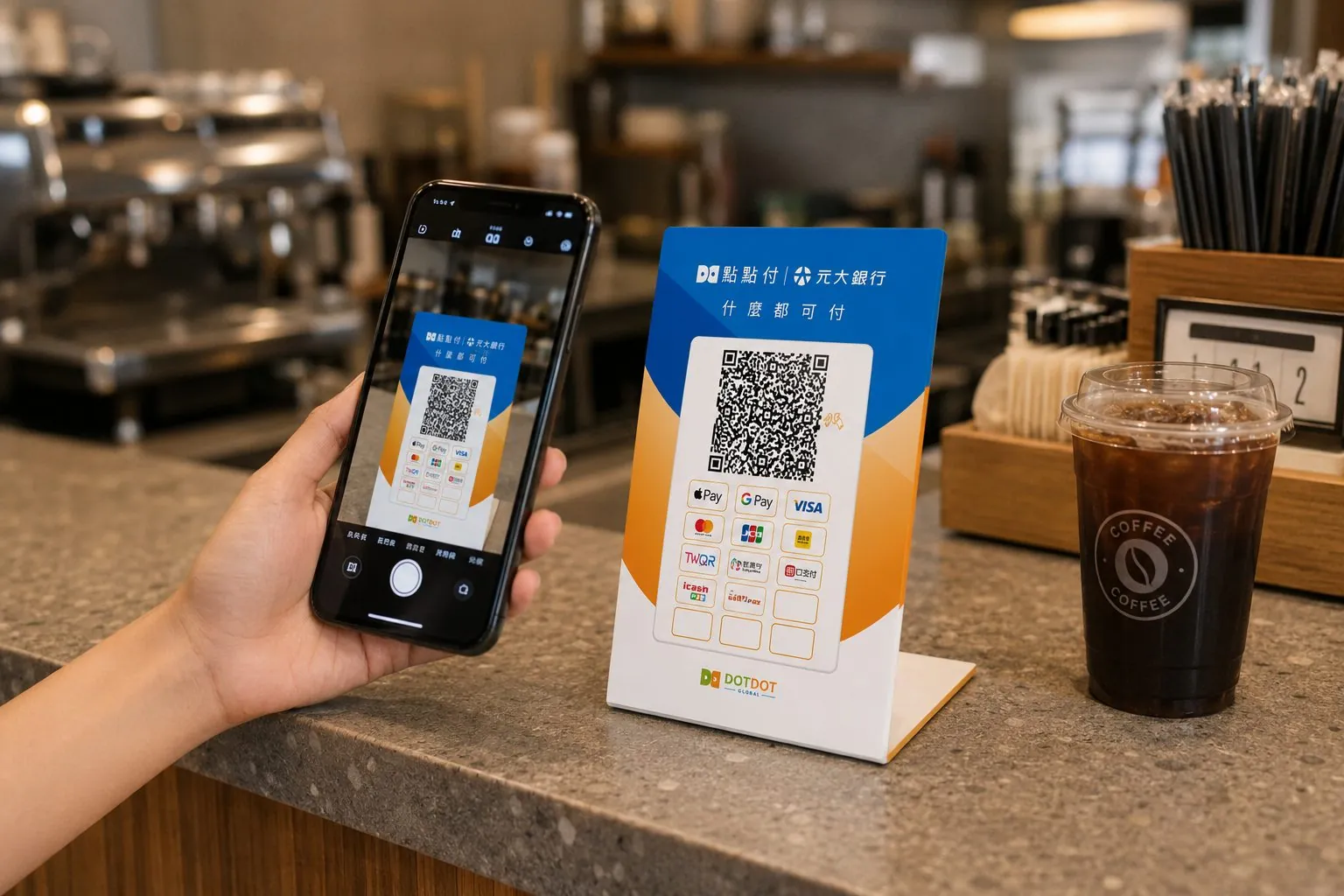 客人用手機掃描點點付 DDPay 支付立牌付款